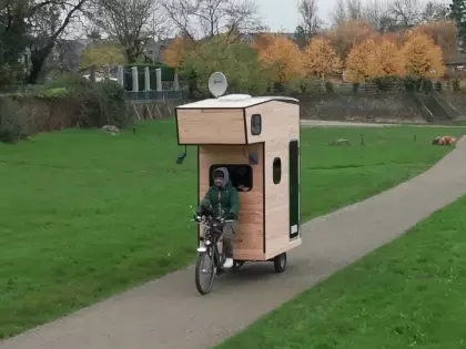 Mini camping‑car fait maison : essai sur une distance de 310 pieds à vélo